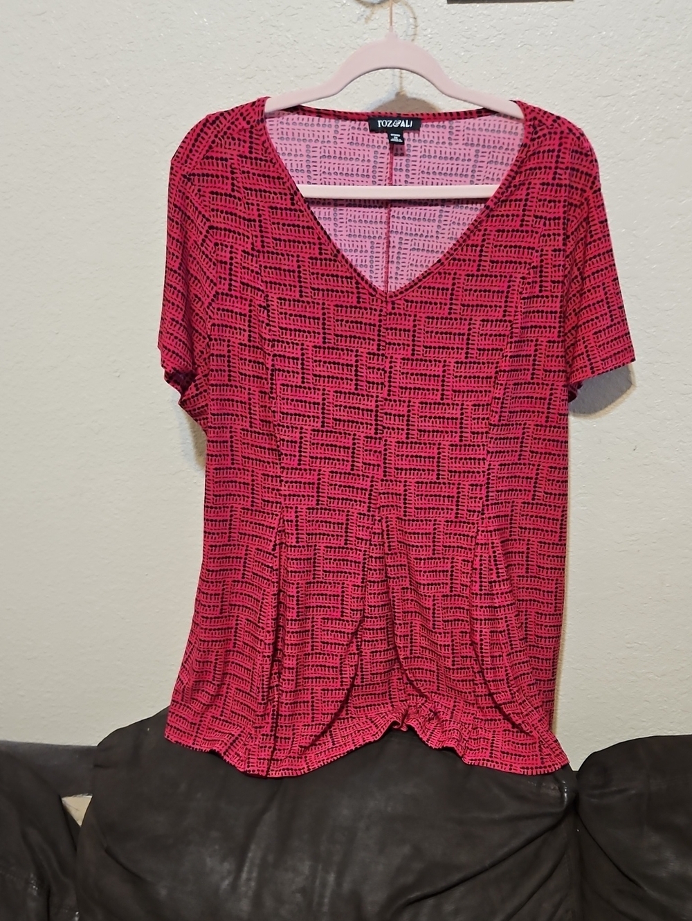 Roz & Ali Pink Geometric V-Neck Short Sleeve Top